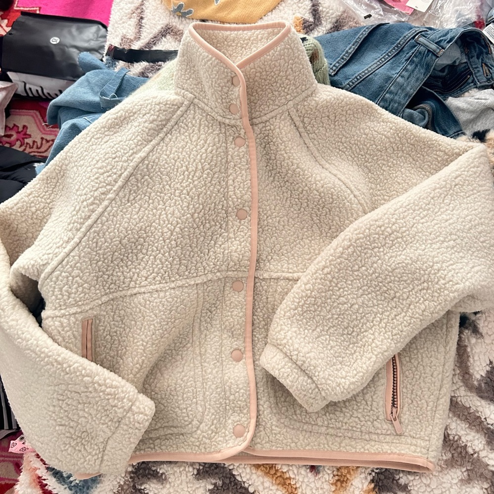 Aritzia Sunday best Bigfoot polar snowbank jacket/fleece in mullein/pointe pink